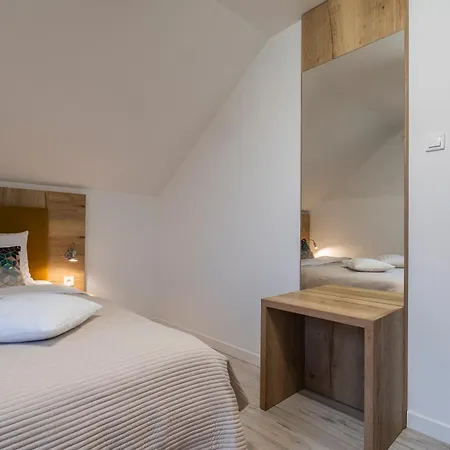 Jaskolka - I Przy Plazy